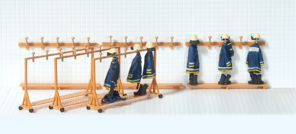 31024 Preiser H0  Feuerwehrgarderobe. 3 mobile Modelle und 3 Modelle zur Wandmontage. Bausatz